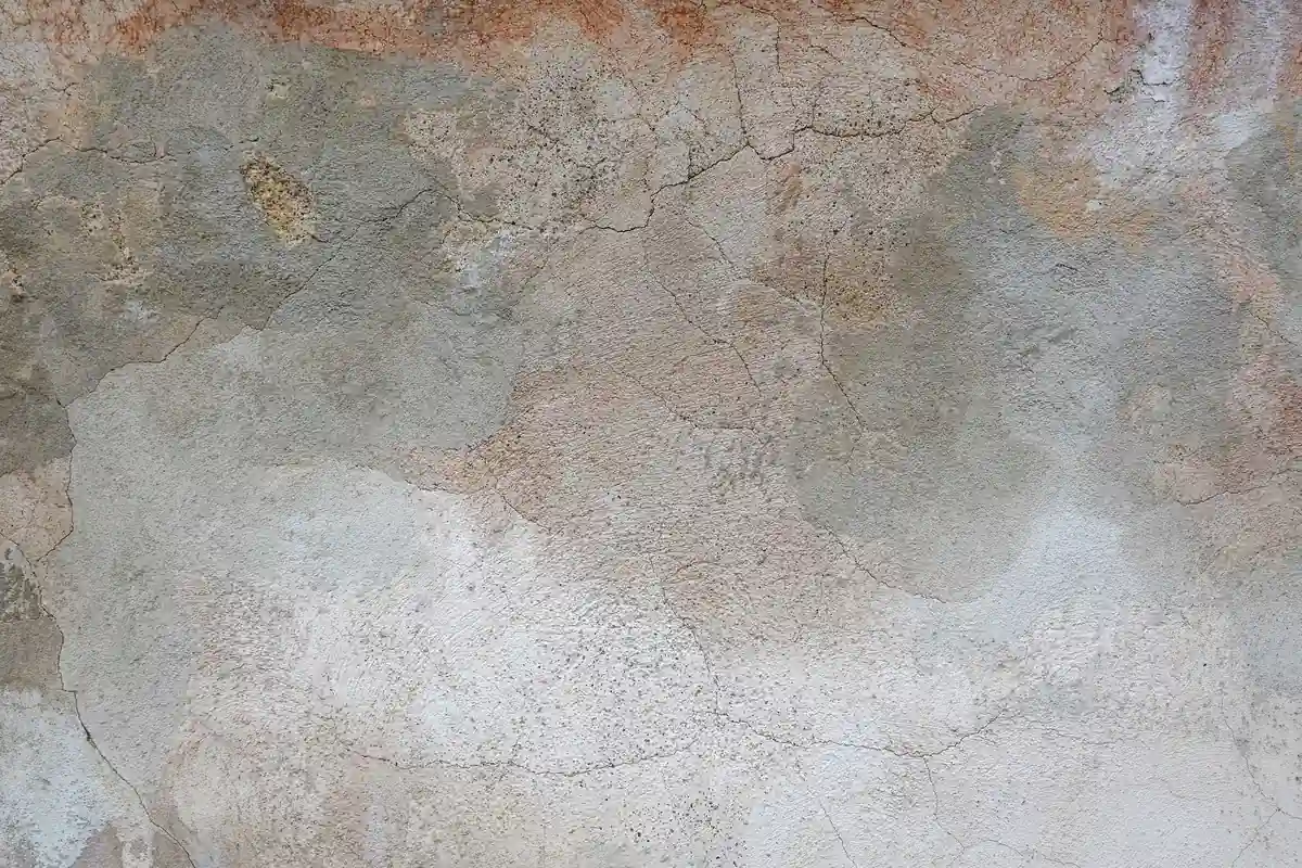 Ancien mur de plâtre fissuré dans une maison montréalaise