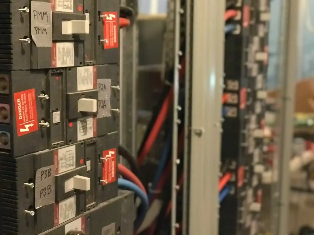 Panneau électrique résidentiel avec plusieurs disjoncteurs